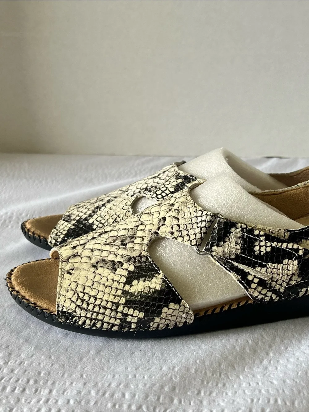 Naturalizer leather snake skin look Velcro Scout sandals 8W - Picture 4 of 9